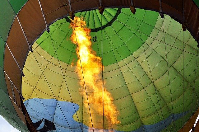 大空を舞う気球のイメージ