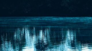青白い水のイメージ