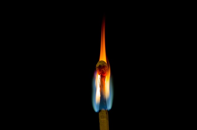 闇の中で燃える「ほのほ」のイメージ