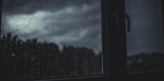 彼の心の内と同時に、歌詞で描写される雨の部屋のイメージ