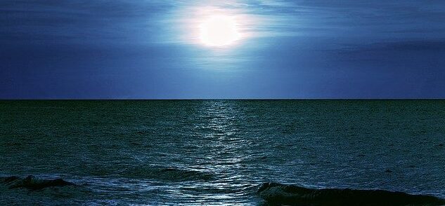 波と月を見つめるイメージ