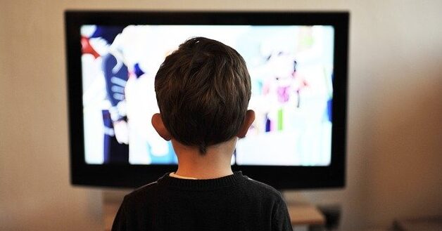 子どもの頃の私がテレビを見るイメージ